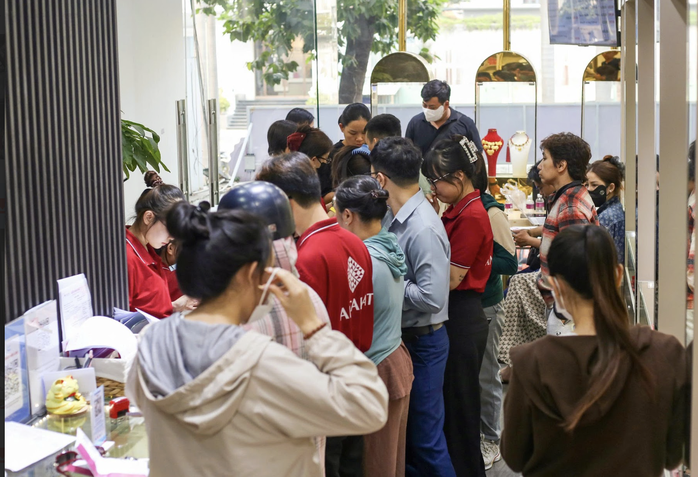 Rút tiền tiết kiệm mua bạc, người đàn ông ở TPHCM lỗ hơn 200 triệu đồng chỉ trong 1 tuần