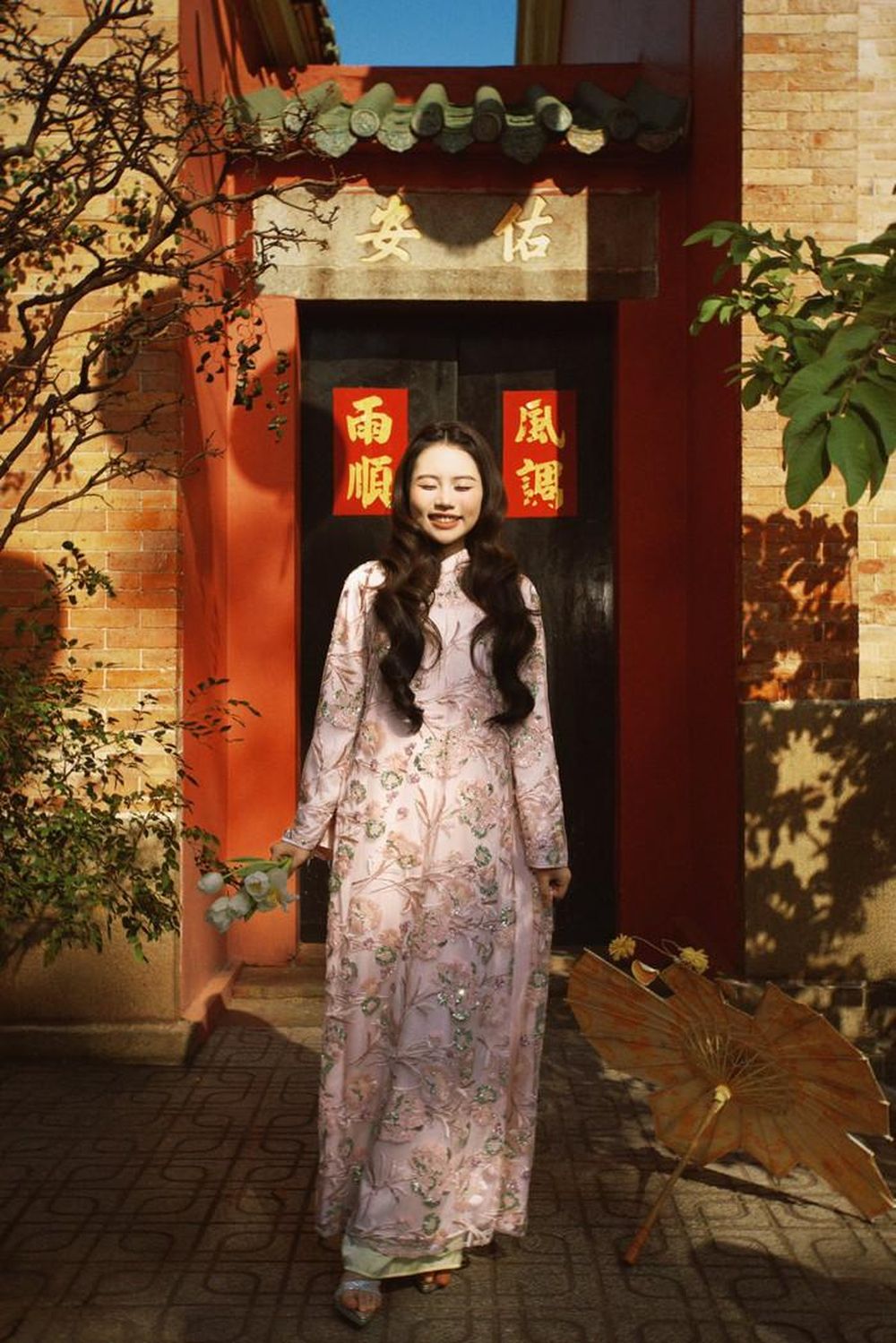 Phương Mỹ Chi mang guốc gỗ, e ấp diện trang phục truyền thống