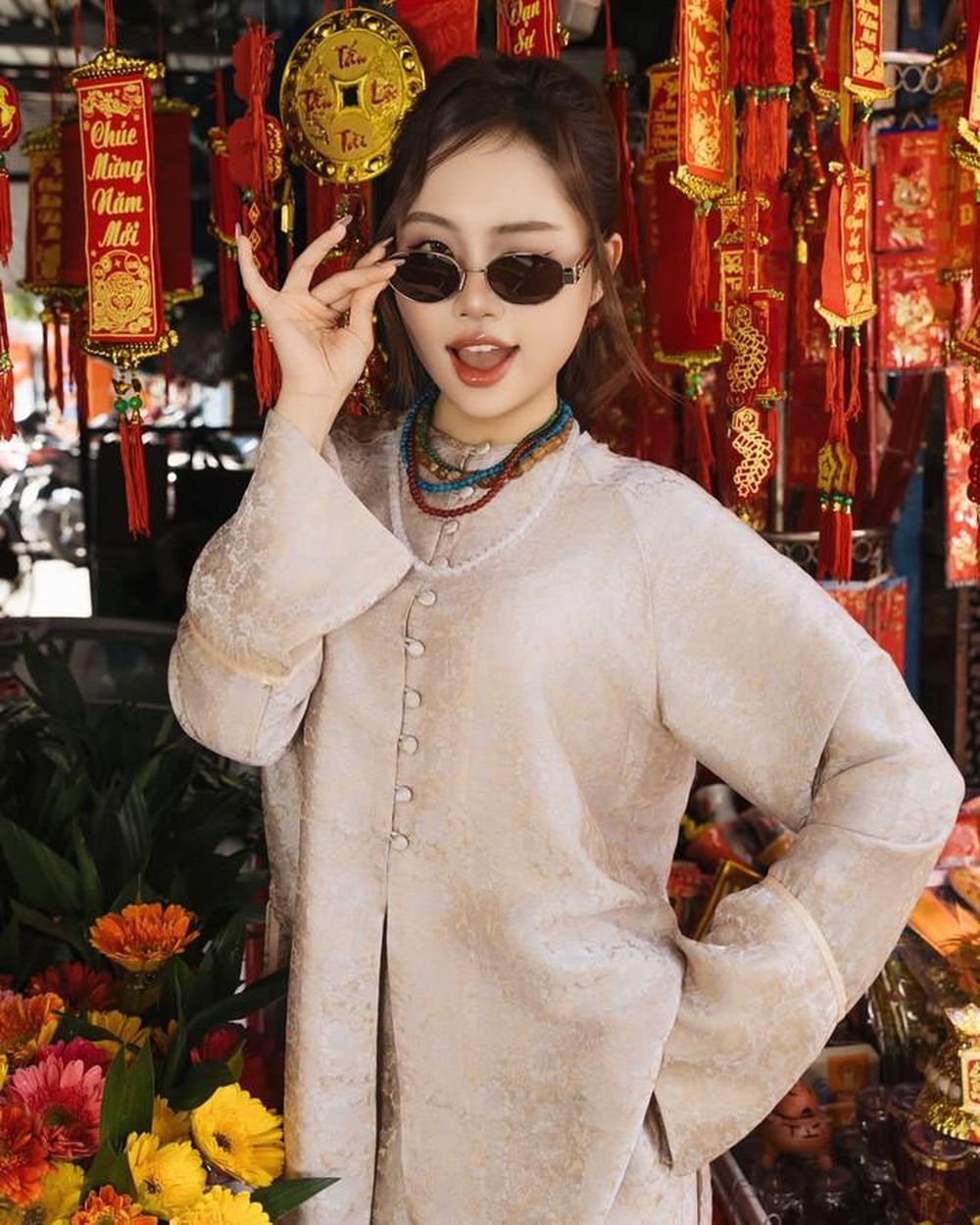 Phương Mỹ Chi mang guốc gỗ, e ấp diện trang phục truyền thống