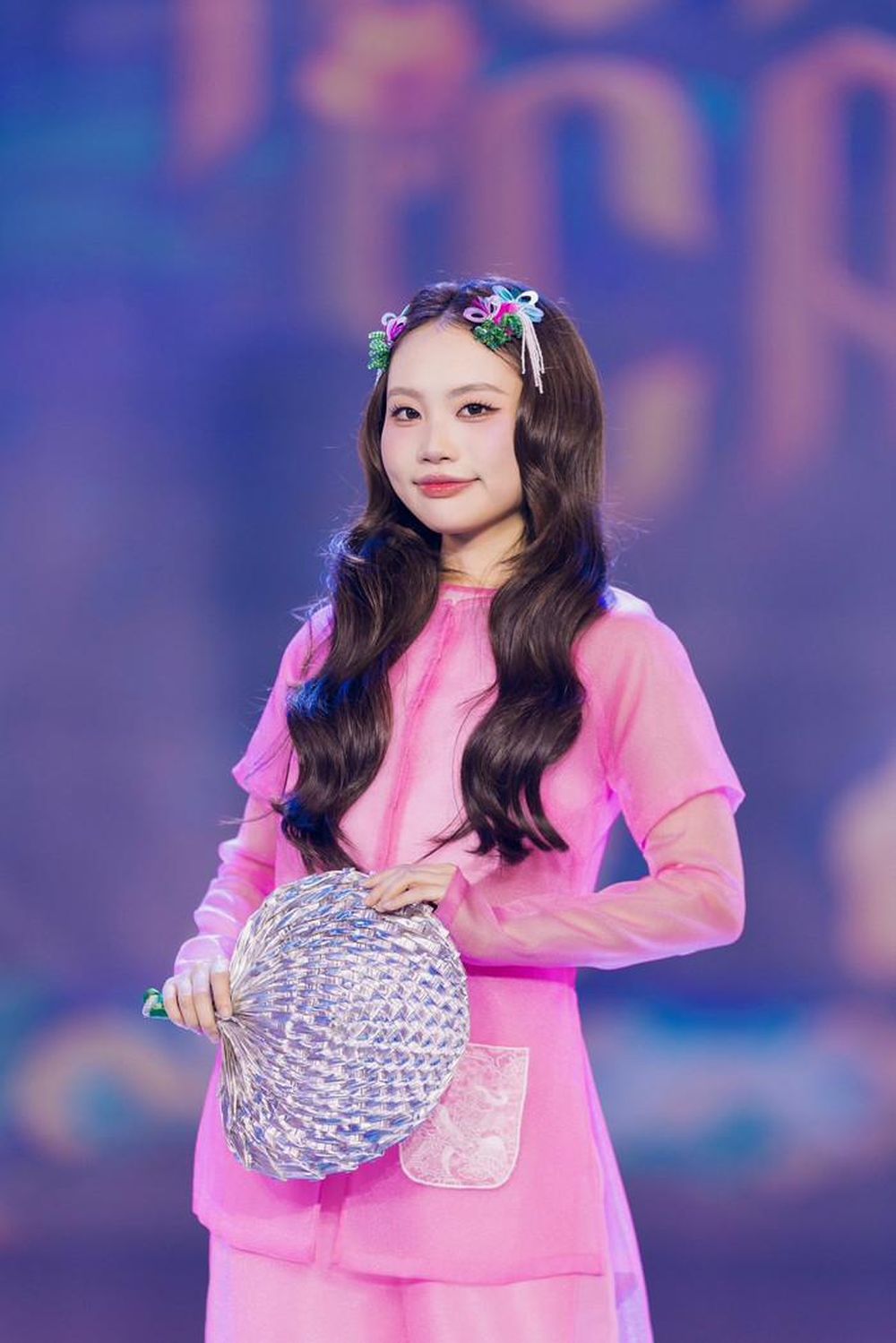 Phương Mỹ Chi mang guốc gỗ, e ấp diện trang phục truyền thống