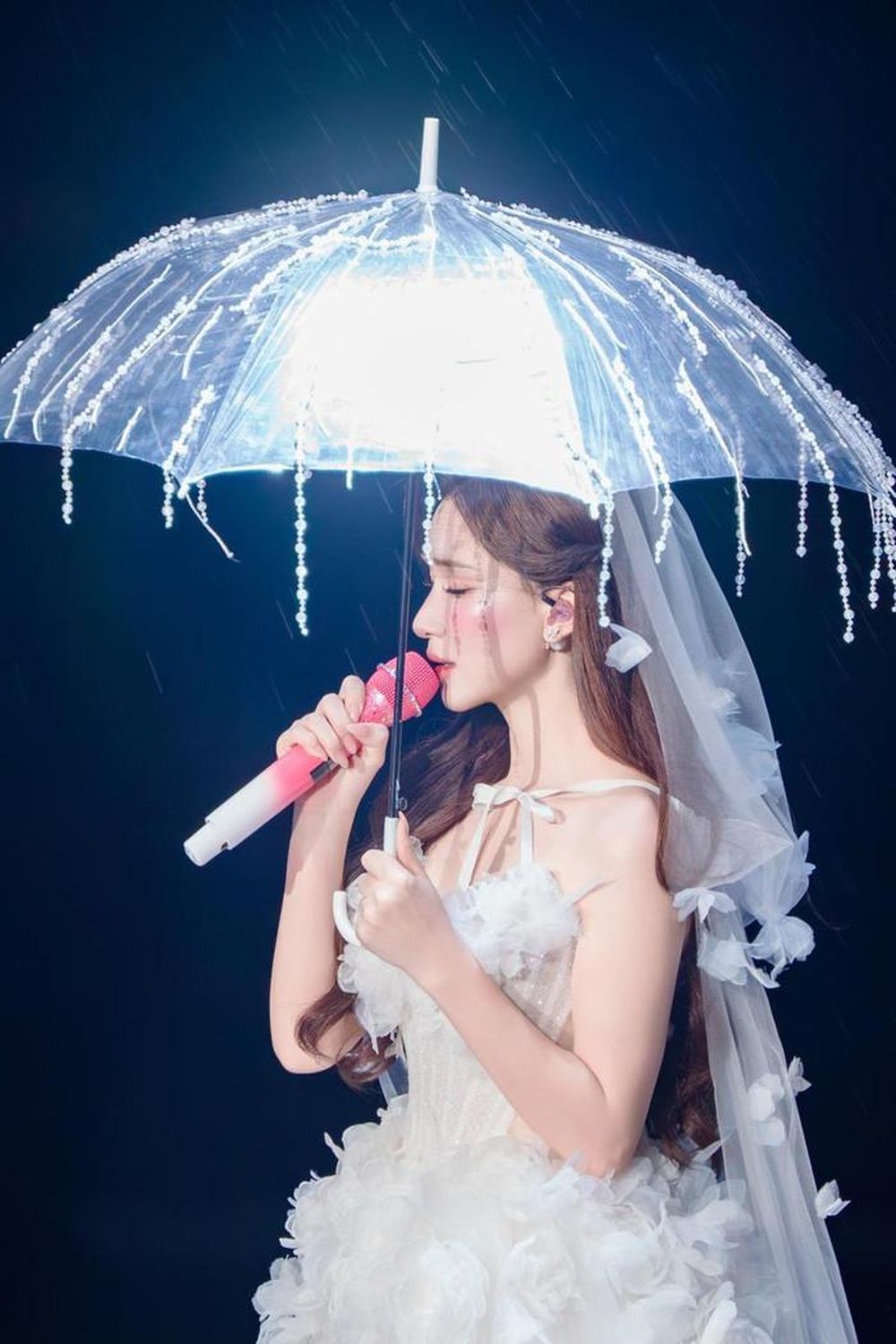 Hòa Minzy hát nhép trước 8000 khán giả?