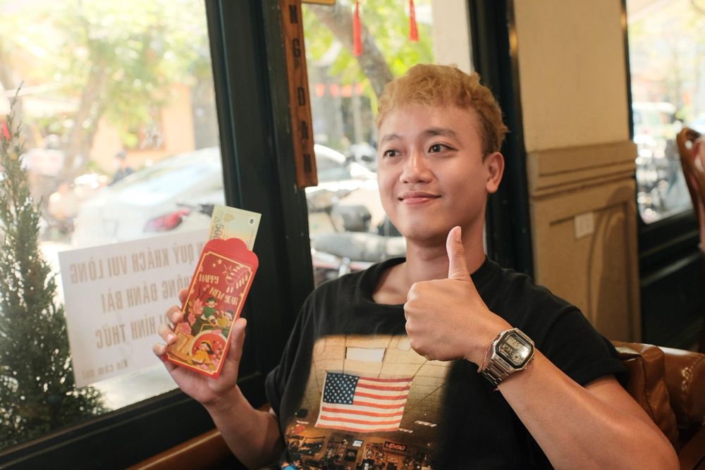 Vội bay về TP.HCM để nhận lì xì 10 triệu đồng của sếp