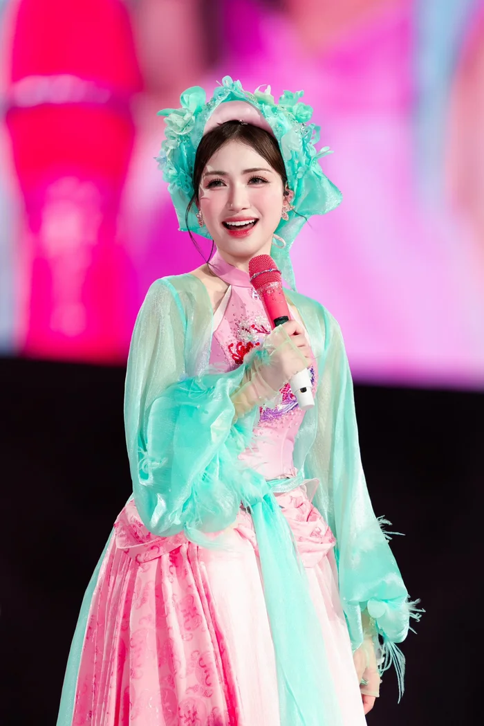 Hòa Minzy hát nhép trước 8000 khán giả?