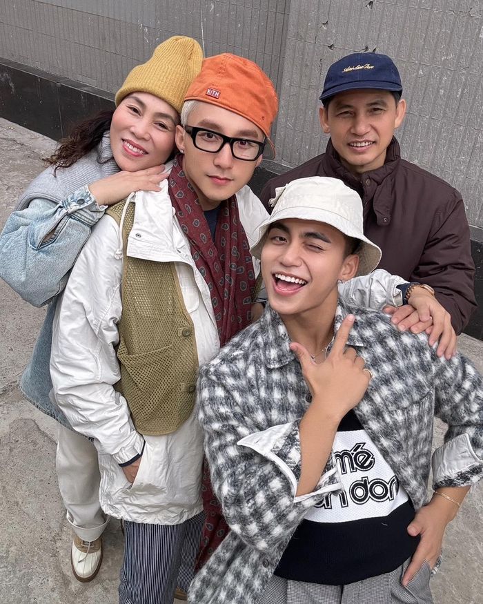 Khung hình ‘gây sốt’ của Sơn Tùng, Mono khi đón Tết ở quê