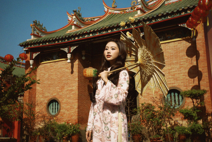 Phương Mỹ Chi mang guốc gỗ, e ấp diện trang phục truyền thống