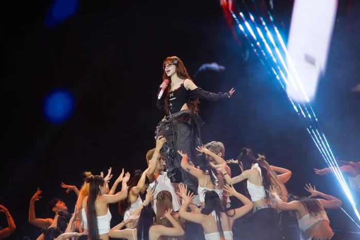 Hòa Minzy hát nhép trước 8000 khán giả?