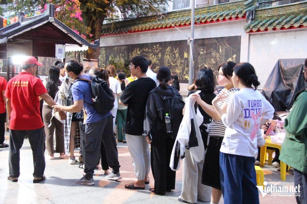 Người dân TPHCM xếp hàng dài, chờ mua món ăn mỗi năm chỉ bán một lần