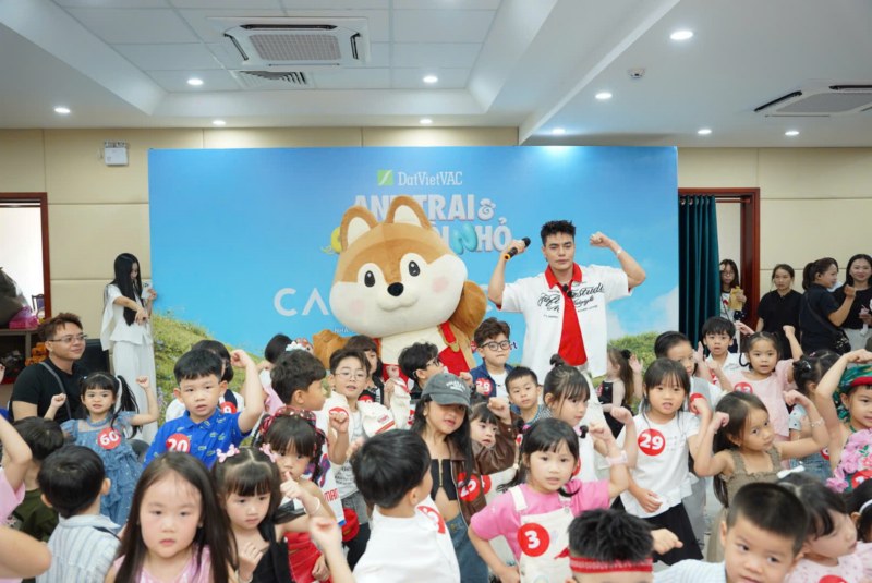 Lê Dương Bảo Lâm và con trai Ku Phin khuấy đảo tại buổi casting call “Anh Trai Và Cái Đuôi Nhỏ”