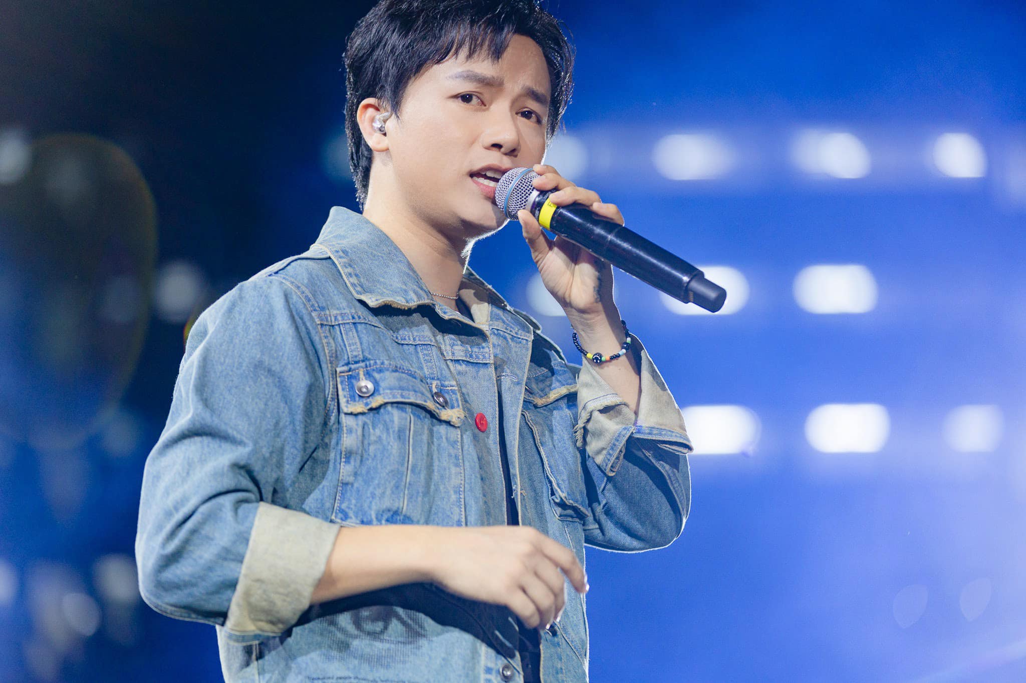 Áp lực đè nặng ca sĩ Việt