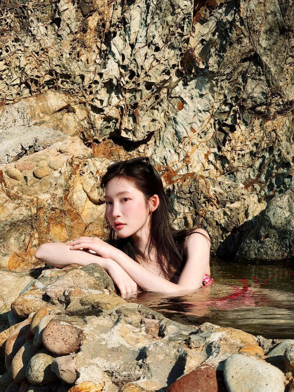 Nữ ca sĩ Juky San tắm Giếng Tiên có vi phạm gì không?