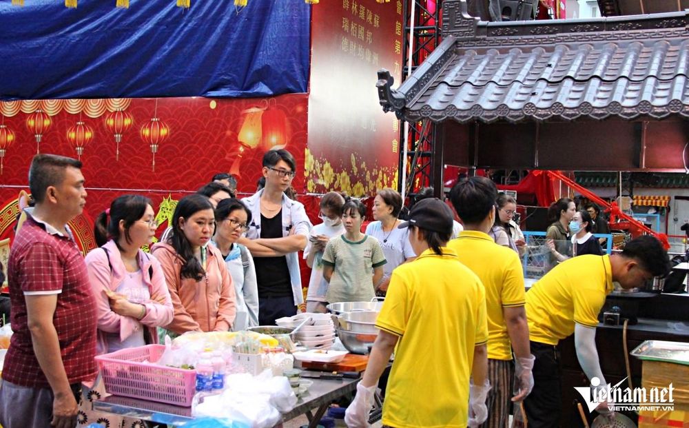 Người dân TPHCM xếp hàng dài, chờ mua món ăn mỗi năm chỉ bán một lần