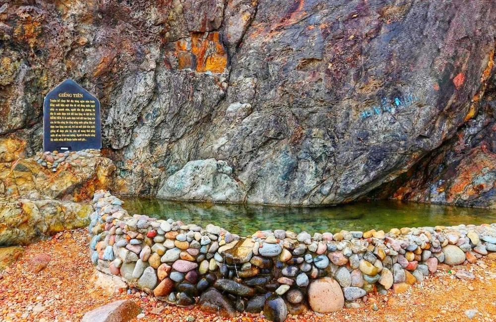 Nữ ca sĩ Juky San tắm Giếng Tiên có vi phạm gì không?