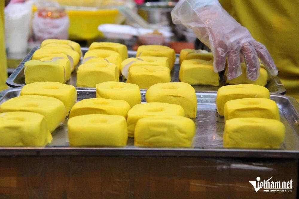 Người dân TPHCM xếp hàng dài, chờ mua món ăn mỗi năm chỉ bán một lần