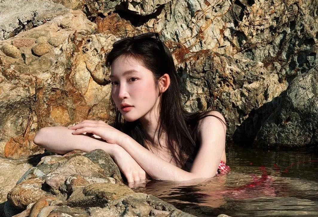 Nữ ca sĩ Juky San tắm Giếng Tiên có vi phạm gì không?