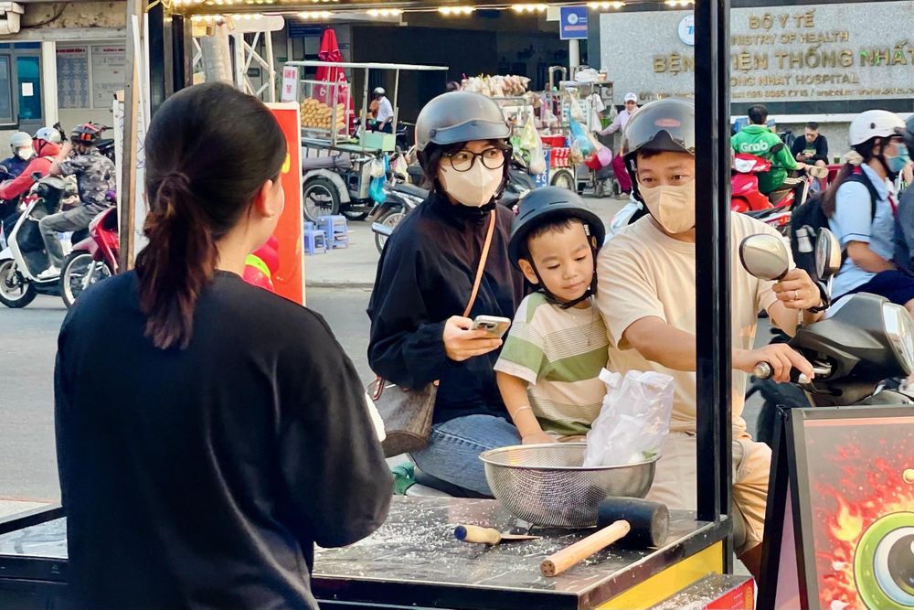 Trứng cút ủ muối thảo mộc hết ‘hot’ sau 1 tuần ở TP.HCM