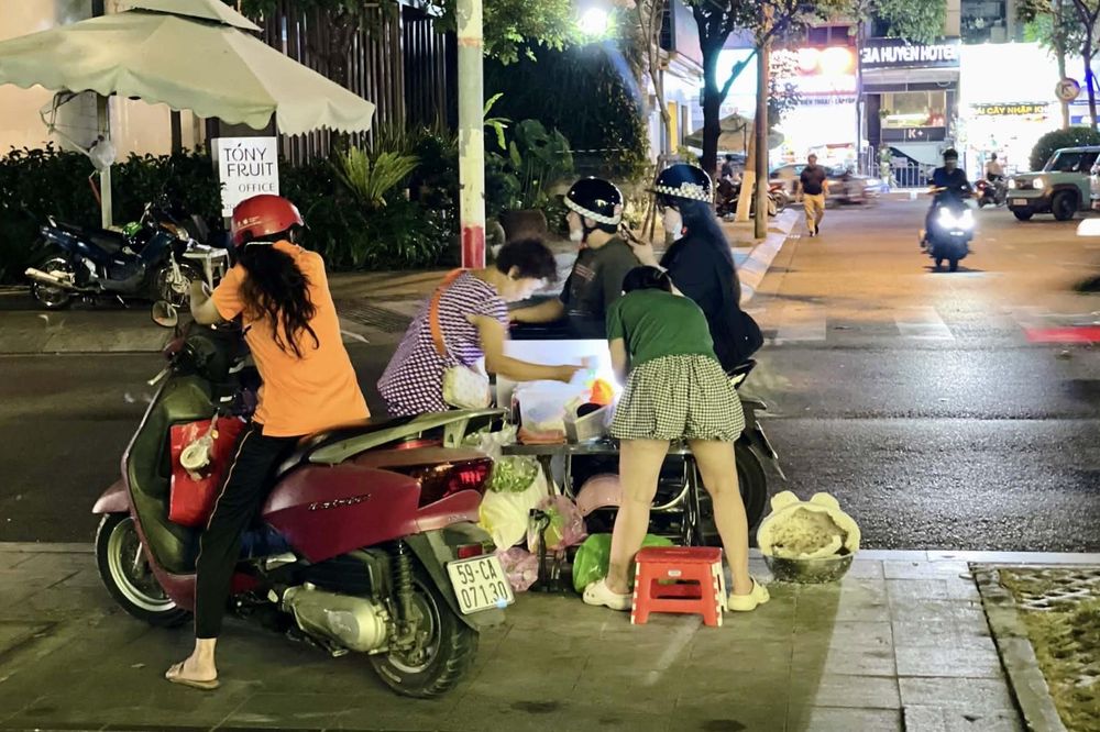 Trứng cút ủ muối thảo mộc hết ‘hot’ sau 1 tuần ở TP.HCM