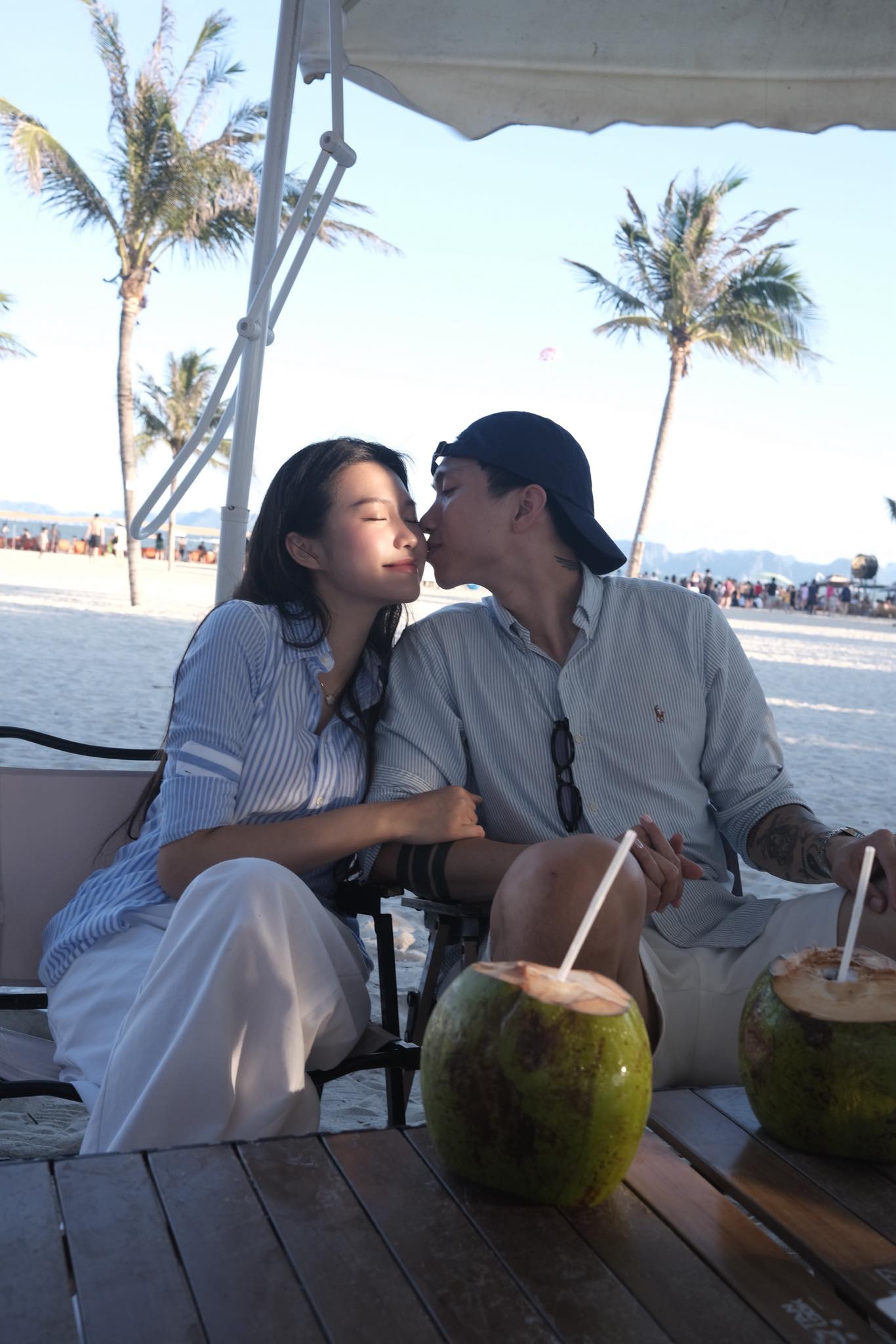 Chuyện gì xảy ra khi ‘sóng gió’ bủa vây cặp đôi hot nhất, nhì làng bóng đá?