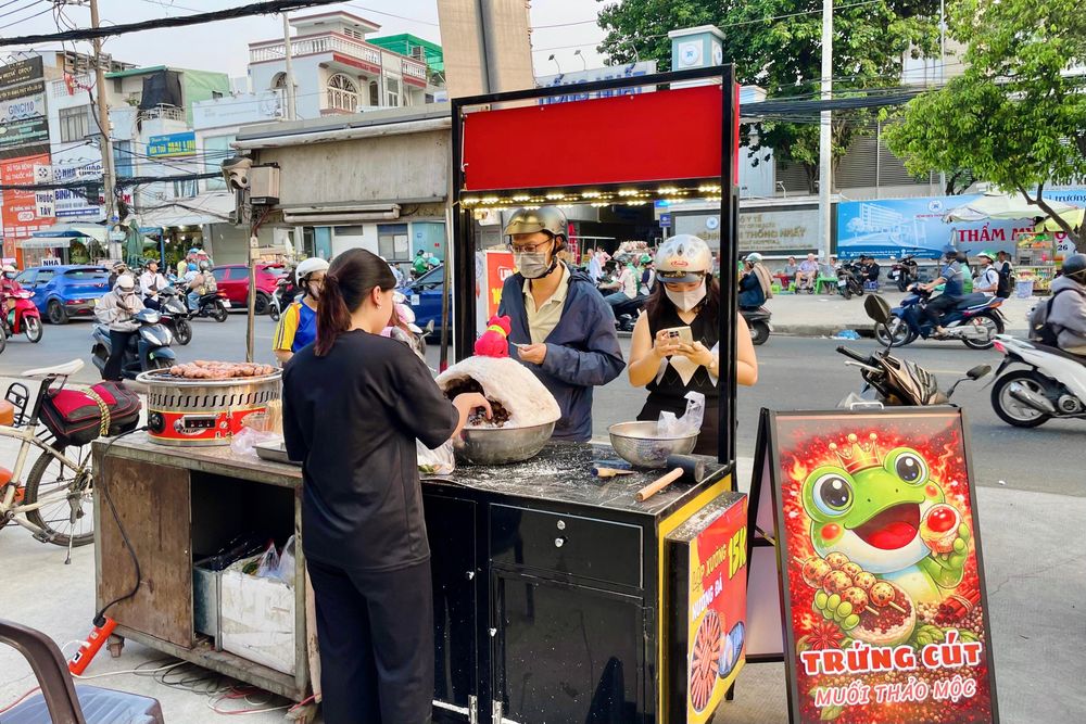 Trứng cút ủ muối thảo mộc hết ‘hot’ sau 1 tuần ở TP.HCM