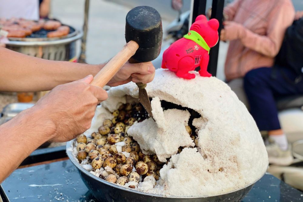 Trứng cút ủ muối thảo mộc hết ‘hot’ sau 1 tuần ở TP.HCM