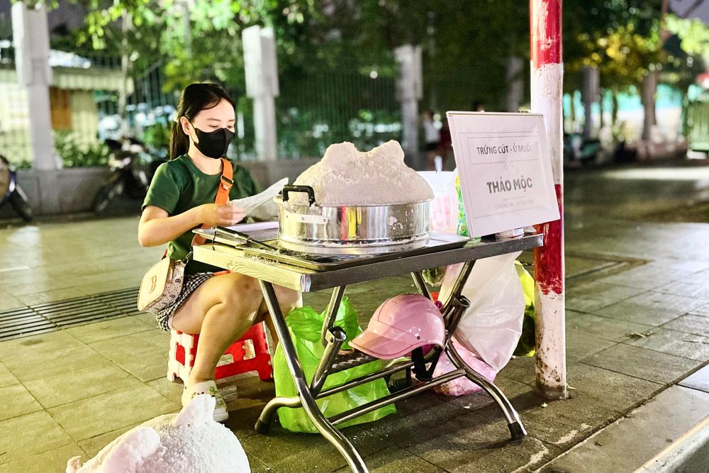 Trứng cút ủ muối thảo mộc hết ‘hot’ sau 1 tuần ở TP.HCM