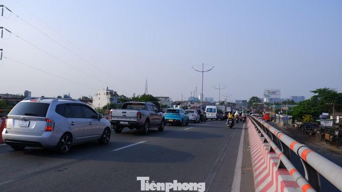 Cửa ngõ vào TPHCM kẹt cứng trở lại người và xe