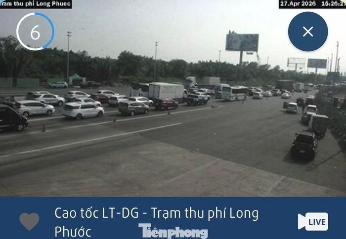 Cửa ngõ vào TPHCM kẹt cứng trở lại người và xe