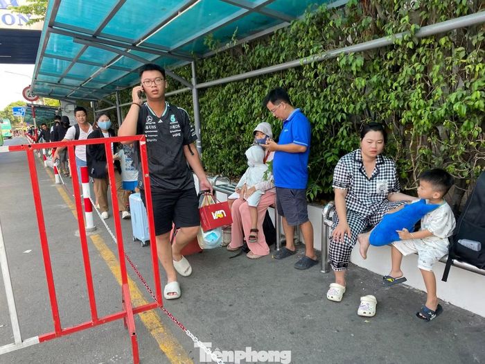 Cửa ngõ vào TPHCM kẹt cứng trở lại người và xe