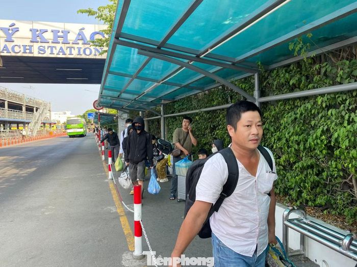 Cửa ngõ vào TPHCM kẹt cứng trở lại người và xe