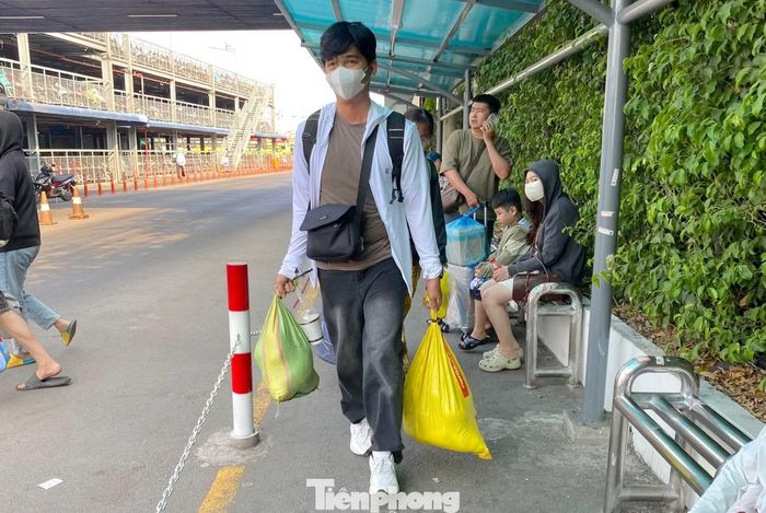 Cửa ngõ vào TPHCM kẹt cứng trở lại người và xe