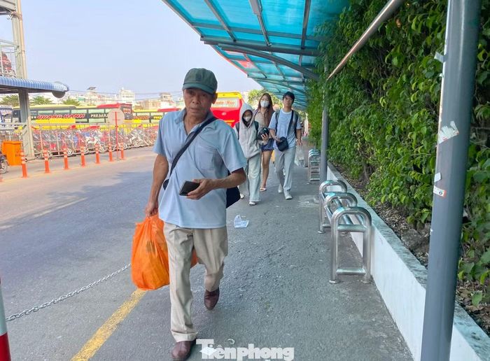 Cửa ngõ vào TPHCM kẹt cứng trở lại người và xe