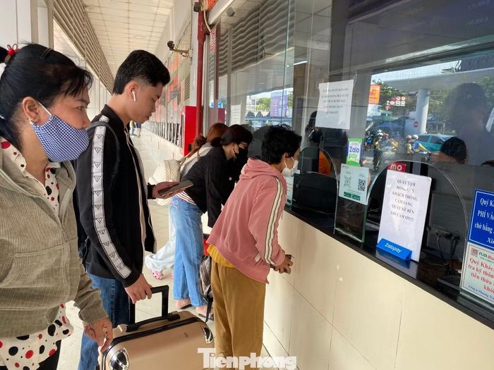 Cửa ngõ vào TPHCM kẹt cứng trở lại người và xe