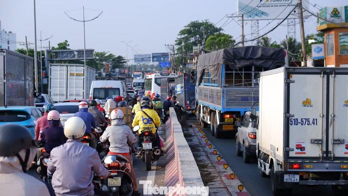Cửa ngõ vào TPHCM kẹt cứng trở lại người và xe