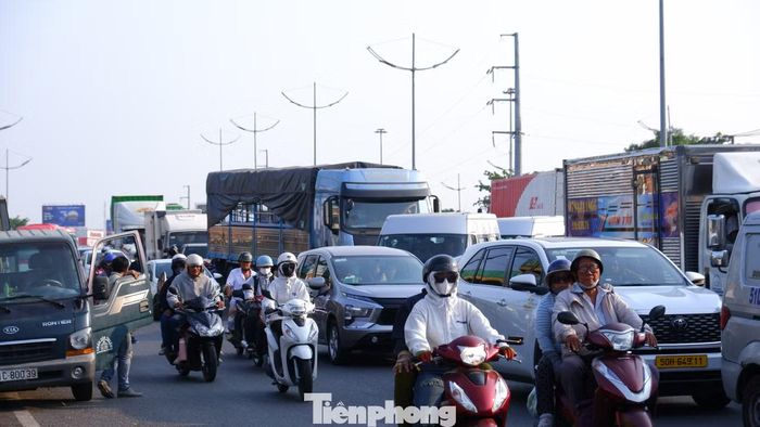 Cửa ngõ vào TPHCM kẹt cứng trở lại người và xe