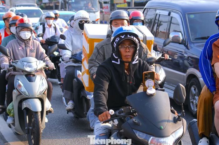 Cửa ngõ vào TPHCM kẹt cứng trở lại người và xe