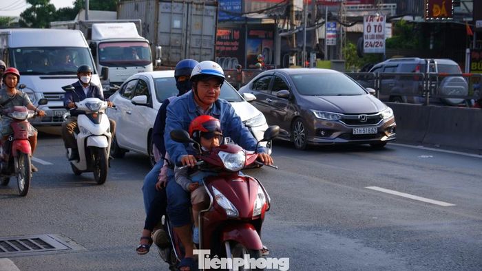 Cửa ngõ vào TPHCM kẹt cứng trở lại người và xe