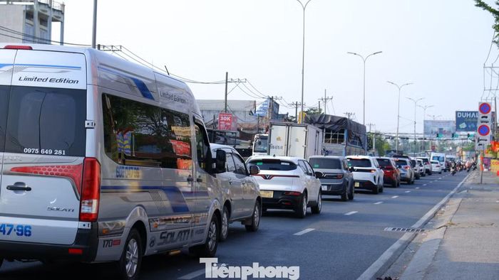 Cửa ngõ vào TPHCM kẹt cứng trở lại người và xe