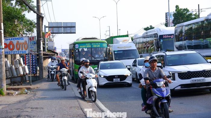 Cửa ngõ vào TPHCM kẹt cứng trở lại người và xe