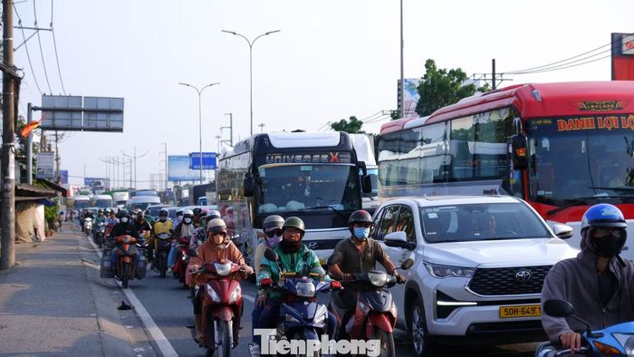 Cửa ngõ vào TPHCM kẹt cứng trở lại người và xe