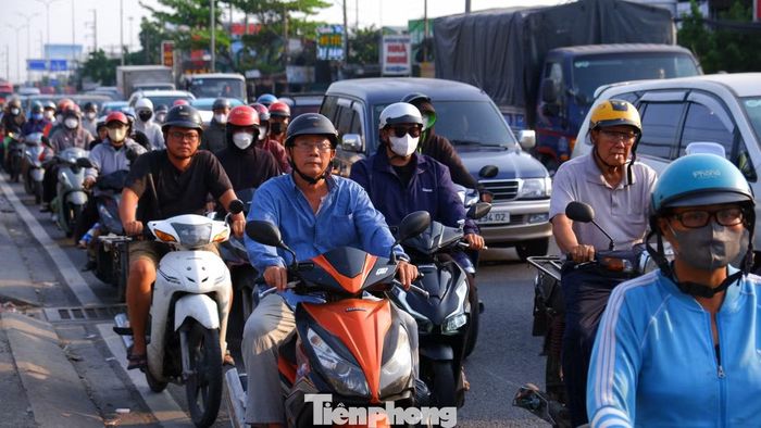 Cửa ngõ vào TPHCM kẹt cứng trở lại người và xe