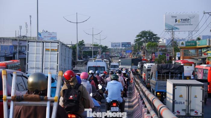 Cửa ngõ vào TPHCM kẹt cứng trở lại người và xe
