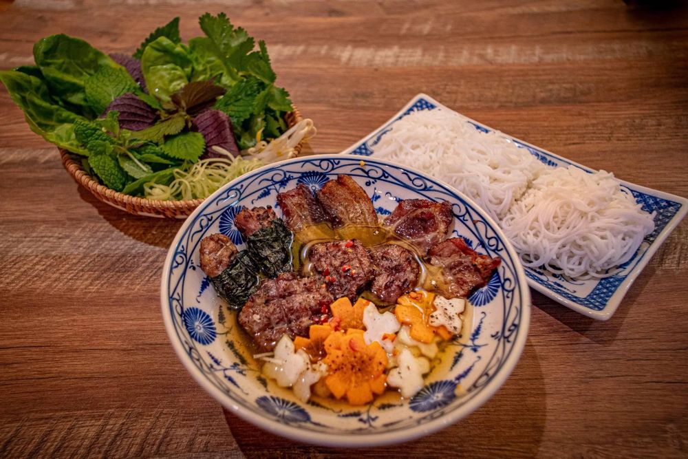 Nhà hàng ghế nhựa, bán phở, bánh mì của cô gái Việt tại Mỹ