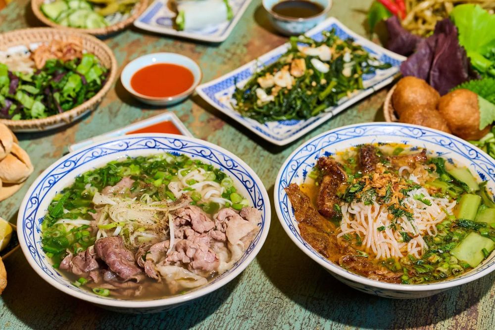 Nhà hàng ghế nhựa, bán phở, bánh mì của cô gái Việt tại Mỹ