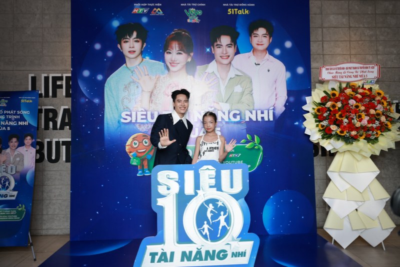 Võ Tấn Phát lần đầu làm giáo khảo cùng Hari Won trong Siêu Tài Năng Nhí mùa 5