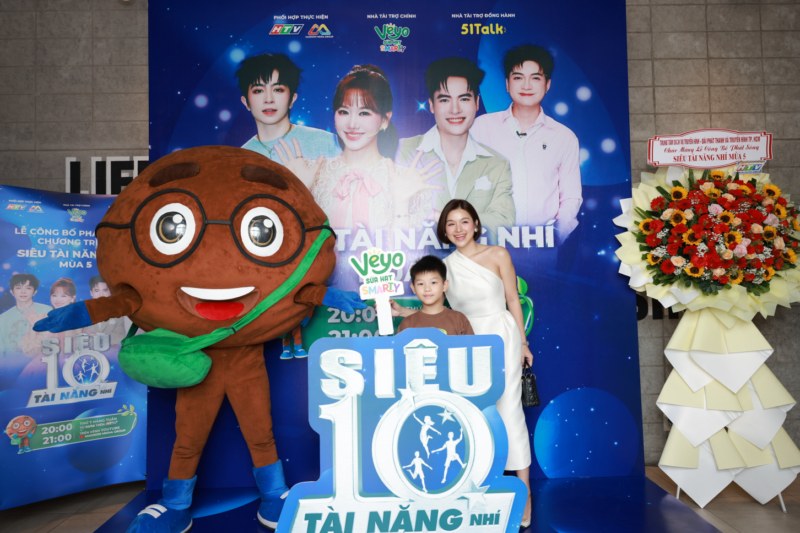 Võ Tấn Phát lần đầu làm giáo khảo cùng Hari Won trong Siêu Tài Năng Nhí mùa 5