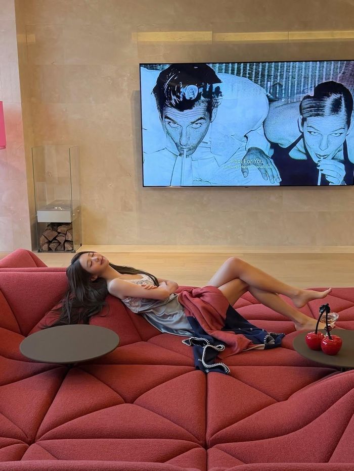 Bộ sofa của nữ idol sinh năm 2004 gây sửng sốt