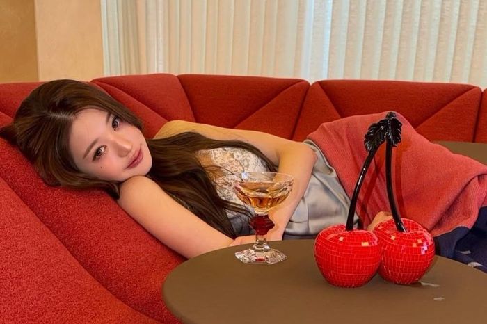 Bộ sofa của nữ idol sinh năm 2004 gây sửng sốt