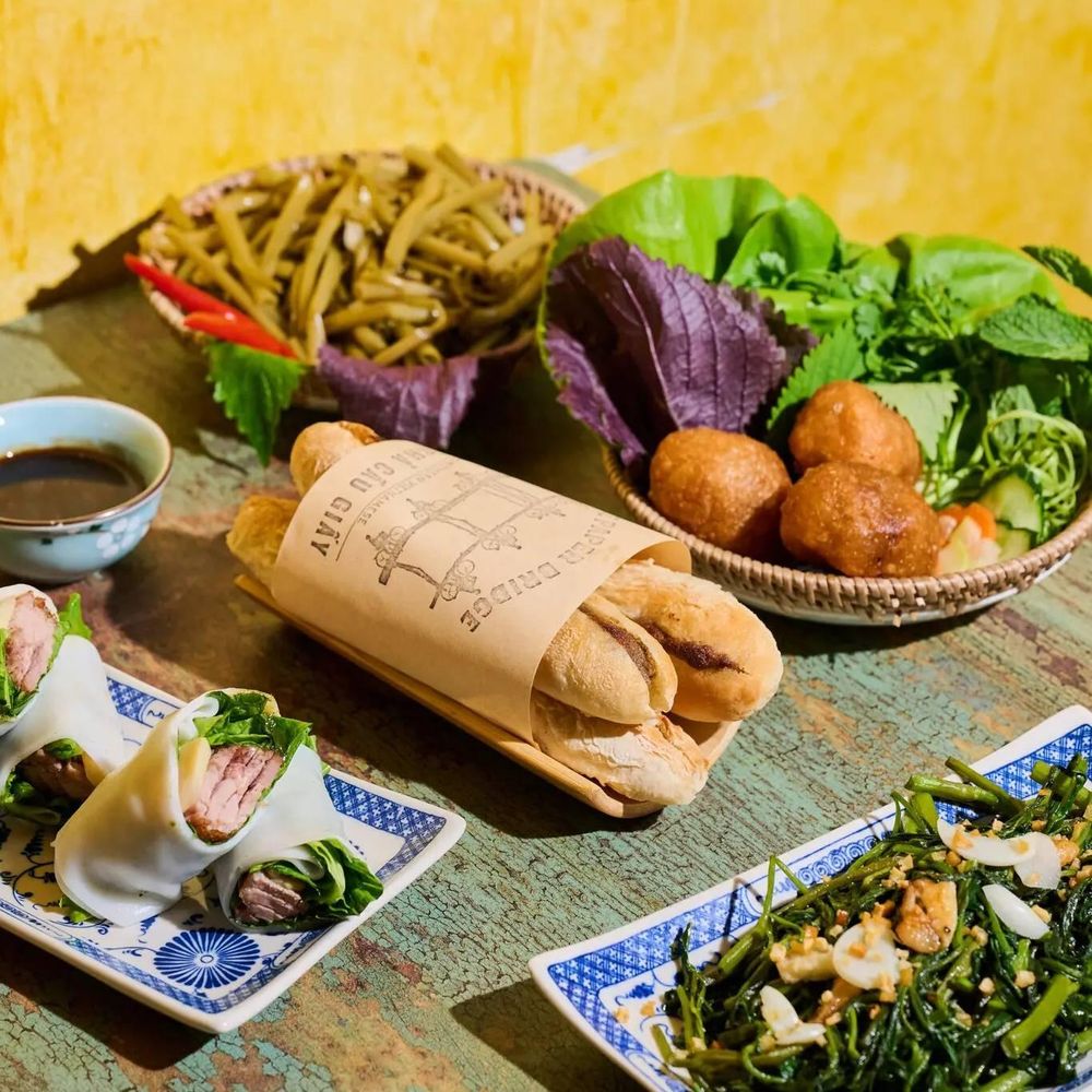 Nhà hàng ghế nhựa, bán phở, bánh mì của cô gái Việt tại Mỹ