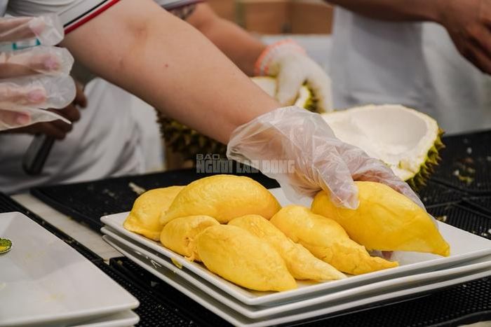 Người dân TPHCM đổ xô trải nghiệm buffet sầu riêng cuối tuần