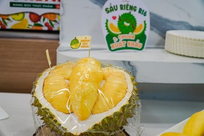 Người dân TPHCM đổ xô trải nghiệm buffet sầu riêng cuối tuần