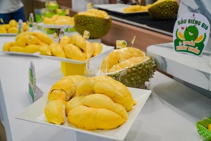 Người dân TPHCM đổ xô trải nghiệm buffet sầu riêng cuối tuần